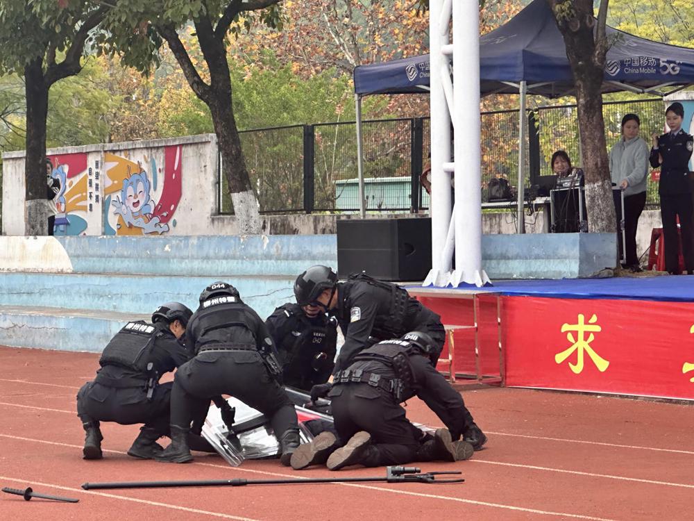 特警防暴演练