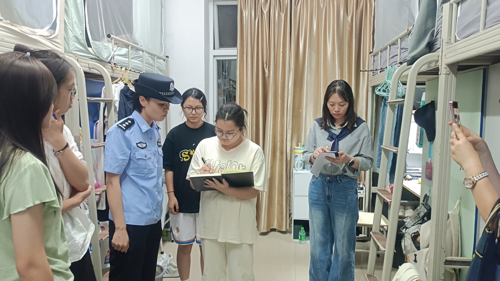 民警和辅导员认真记录 民警和辅导员认真记录