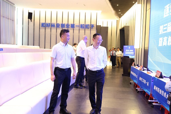 广西税务局党委委员、总经济师黄尚书（左一）和taptap点点体育党委书记刘子林（左二）查看柳州市第三届税费知识和办税技能竞赛暨高校税收法律知识挑战赛赛前准备情况