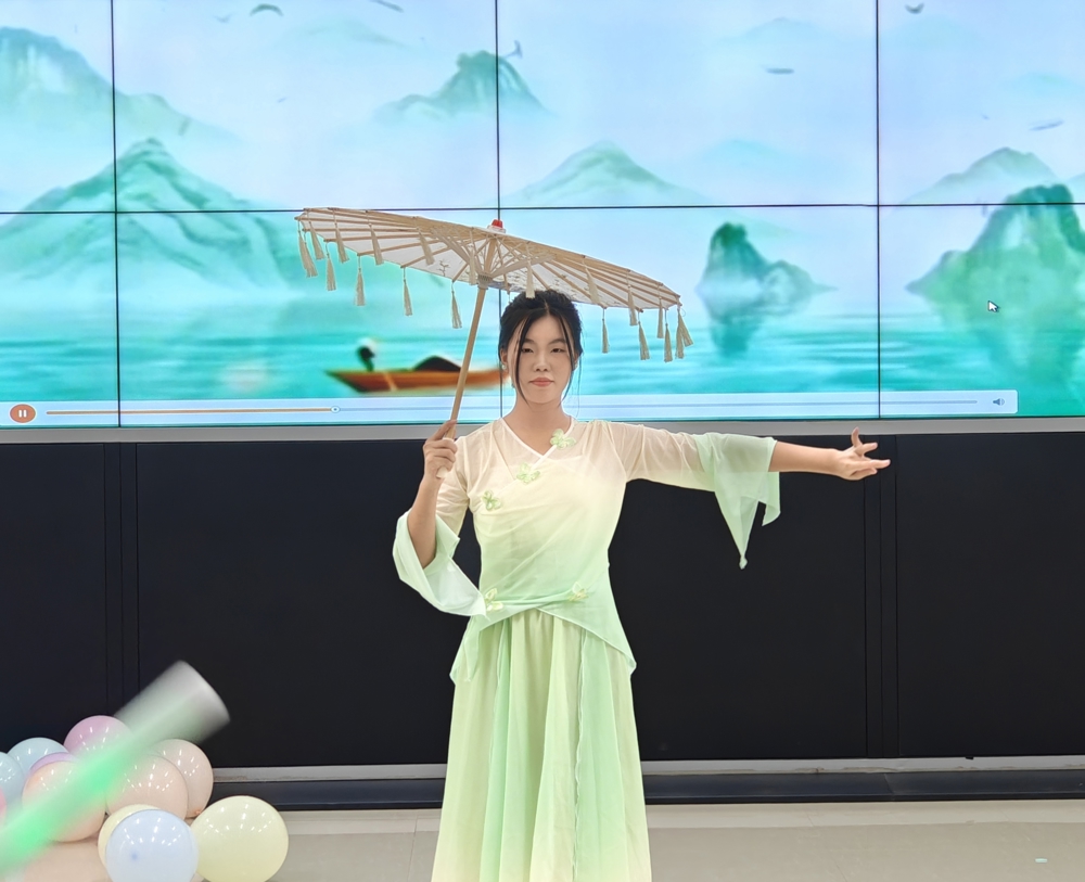 《雨涧春行图》舞蹈表演 《雨涧春行图》舞蹈表演
