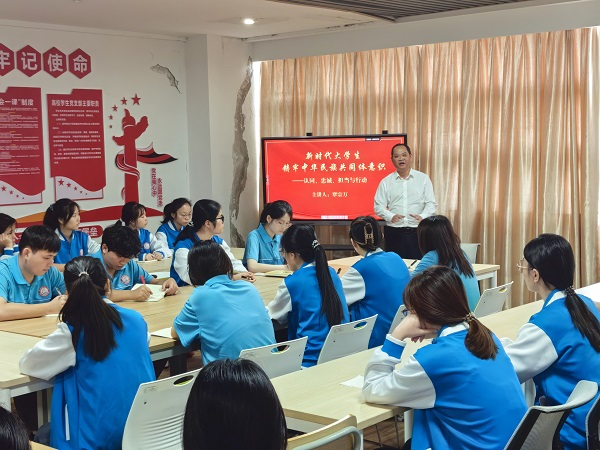 学院党委书记覃宗万讲授党课 学院党委书记覃宗万讲授党课