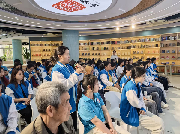 现场学生积极互动 现场学生积极互动