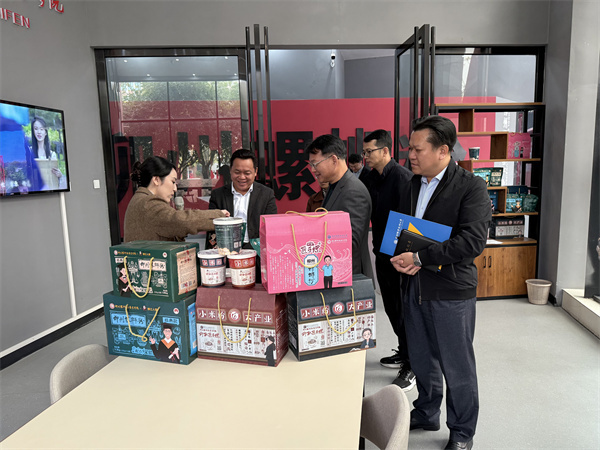 调研组参观柳州螺蛳粉产业学院
