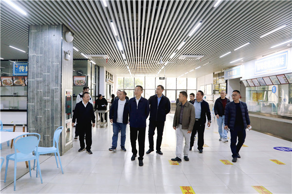 校领导带队在官塘校区食堂检查 校领导带队在官塘校区食堂检查