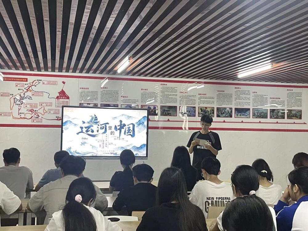 学生党支部召开主题党日活动集中观看“思政大课”