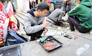 电子科技小组开展义务维修活动