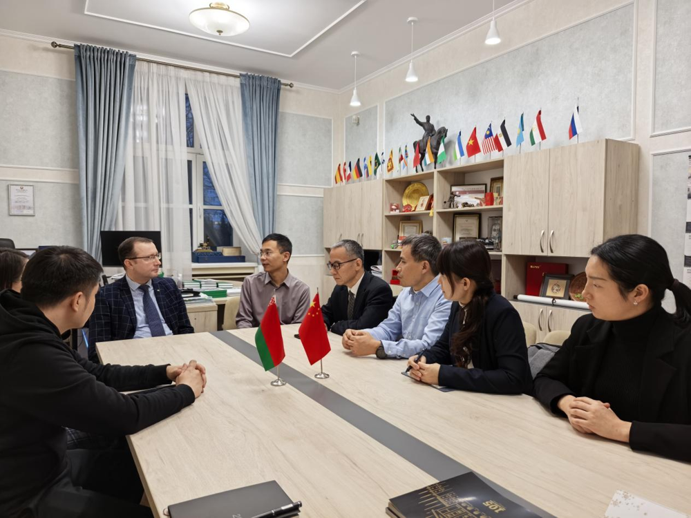 taptap官网代表团与白俄罗斯国立技术大学尤里副校长座谈会
