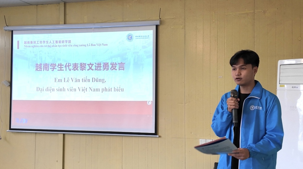 越南学生代表黎文进勇发言