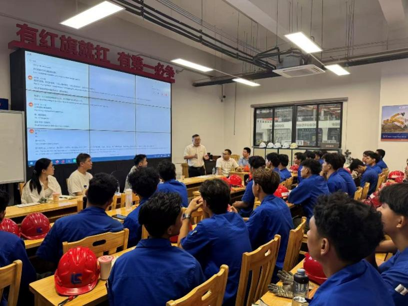 【访企拓岗促就业】taptap官网教师到企业看望首批学历教育“1+1+1”联合培养印尼实习生