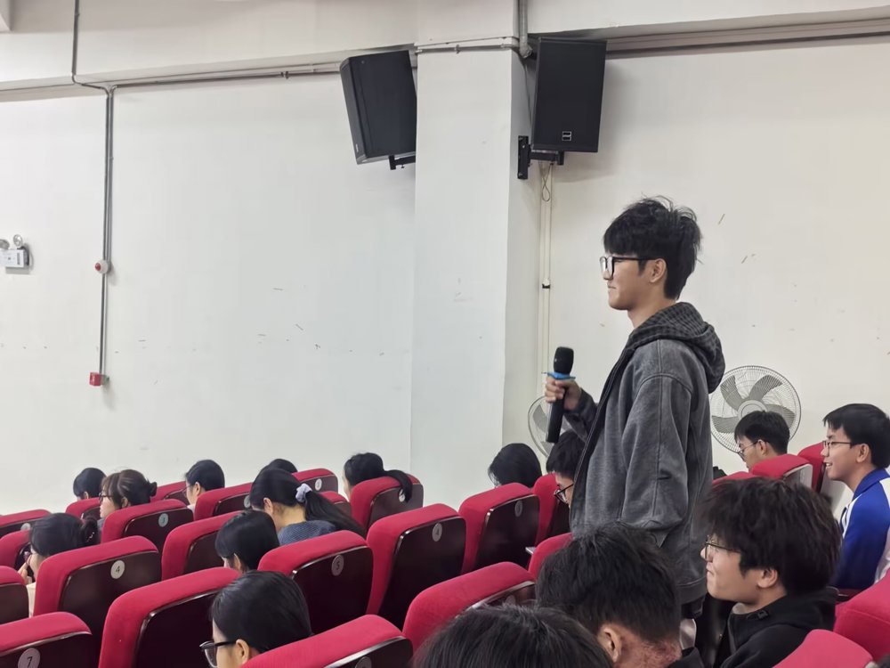 同学们积极回答问题 同学们积极回答问题