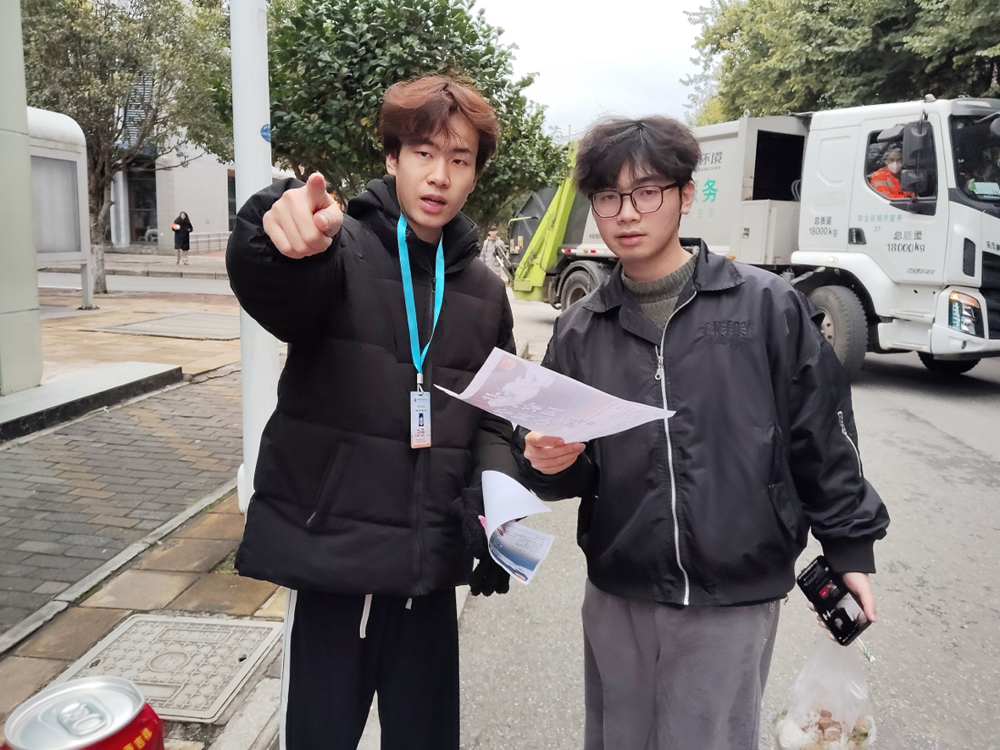 志愿者持单指引活动现场 志愿者持单指引活动现场