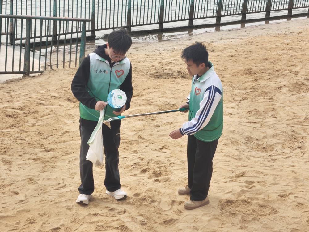 捡拾沙滩垃圾
