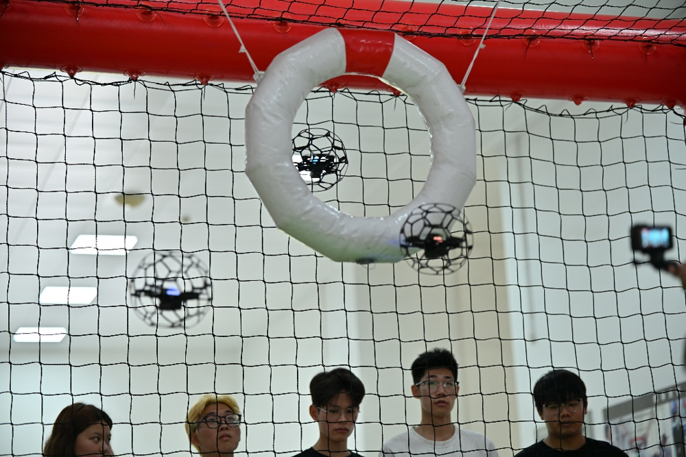 参赛选手操控足球无人机开展空中对抗 参赛选手操控足球无人机开展空中对抗