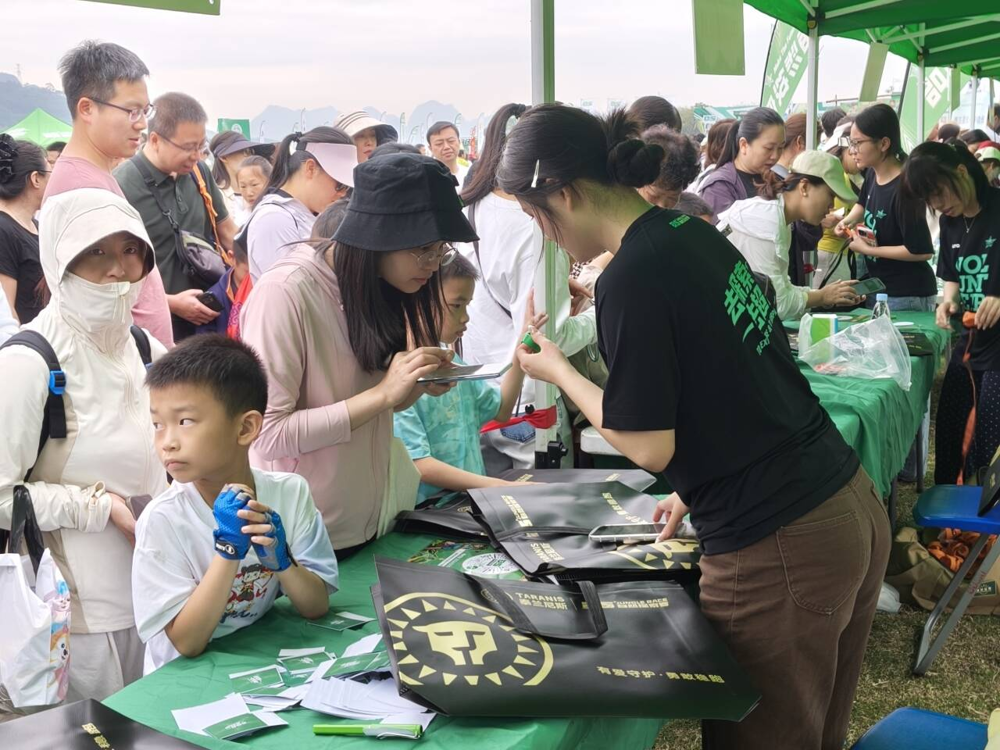 志愿者有条不紊的为小勇士们进行签到 志愿者有条不紊的为小勇士们进行签到