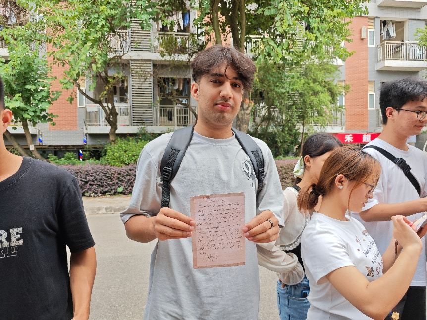 同学们展示自己写的家书