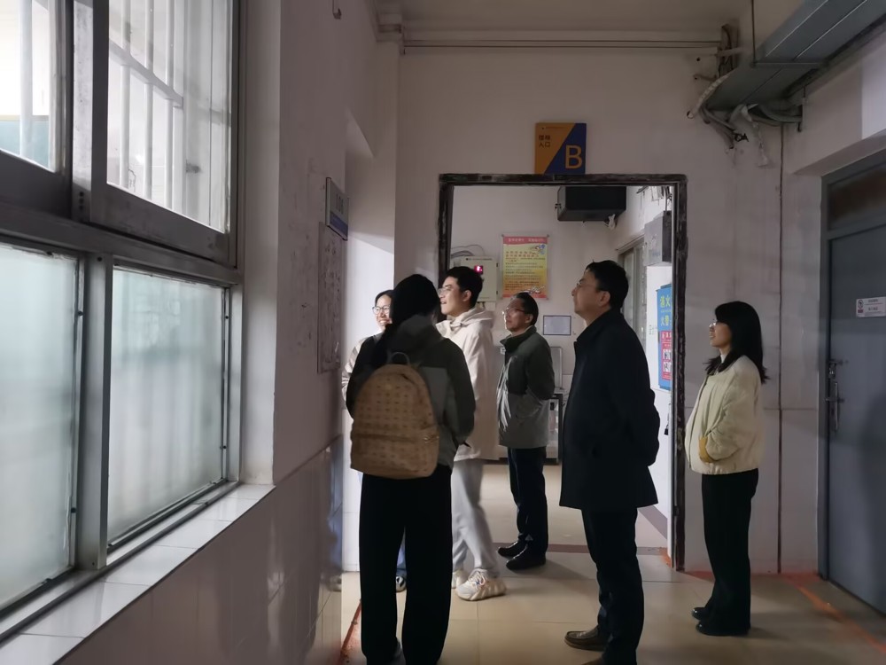学院领导带队教学检查现场 学院领导带队教学检查现场