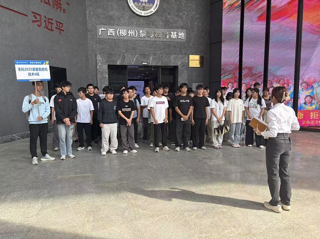讲解员在讲解
