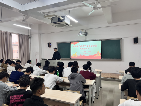 辅导员刘世鹏正组织开展班会