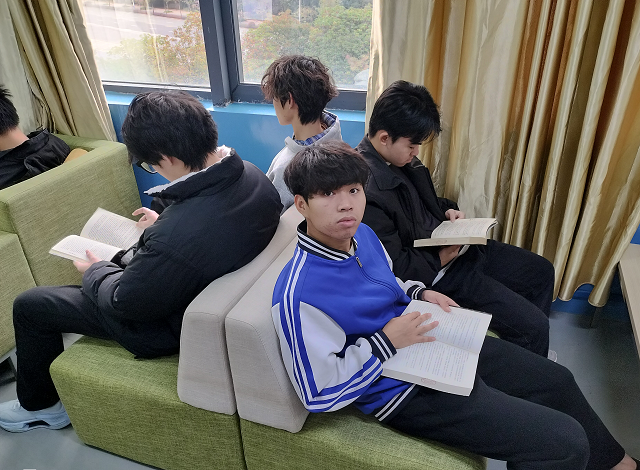 同学们在看书