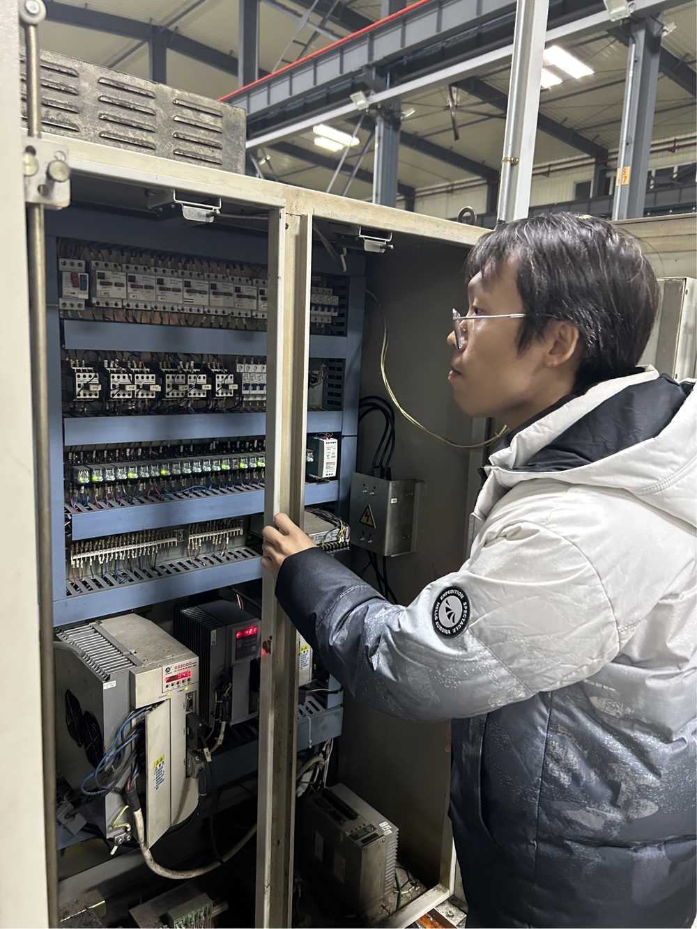 李树青在企业做设备升级改造