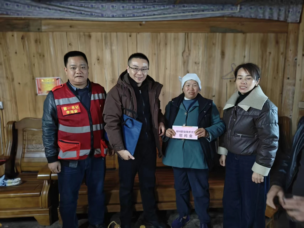 慰问组入户走访村民 慰问组入户走访村民