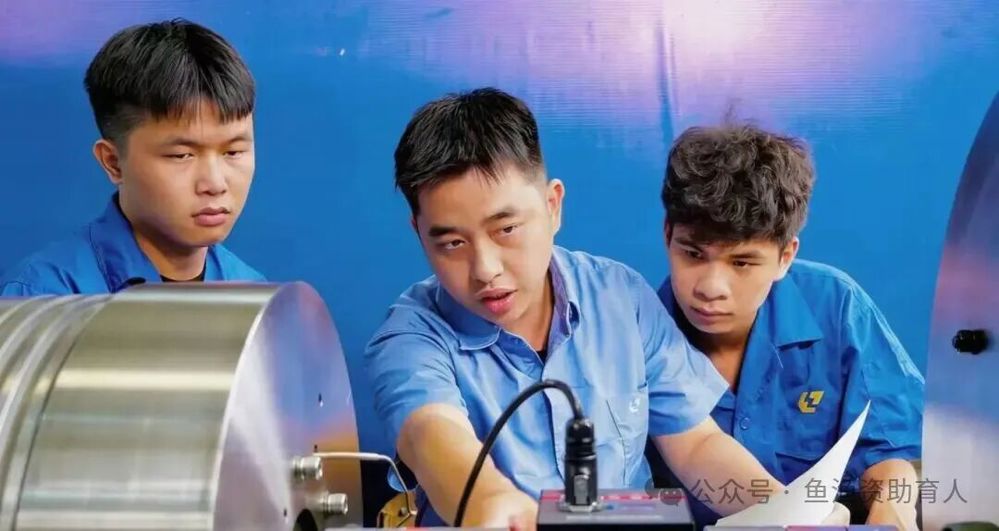 甘霖（中间）指导学生进行课题研究