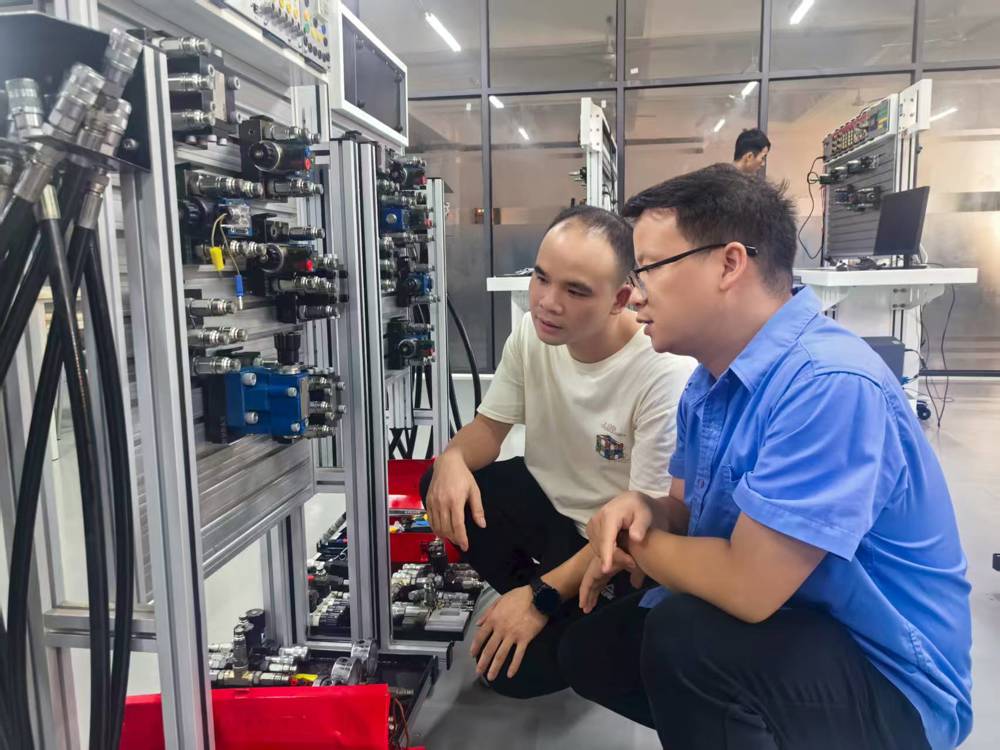 匠心传承结硕果，校企共育谱新篇--柳钢集团与taptap点点体育“师带徒”项目首期圆满收官