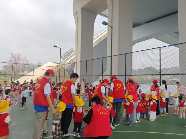 志愿者们协助幼儿园老师维持秩序