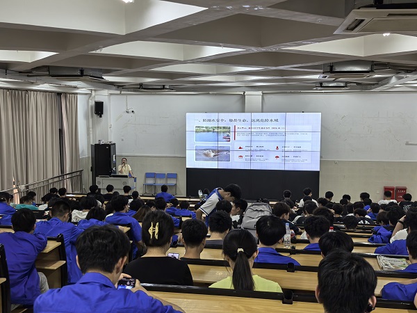 机电工程学院2025级工业机器人技术专业、2025级机械设计与制造1、2班开展“三月三”假期安全教育主题班会