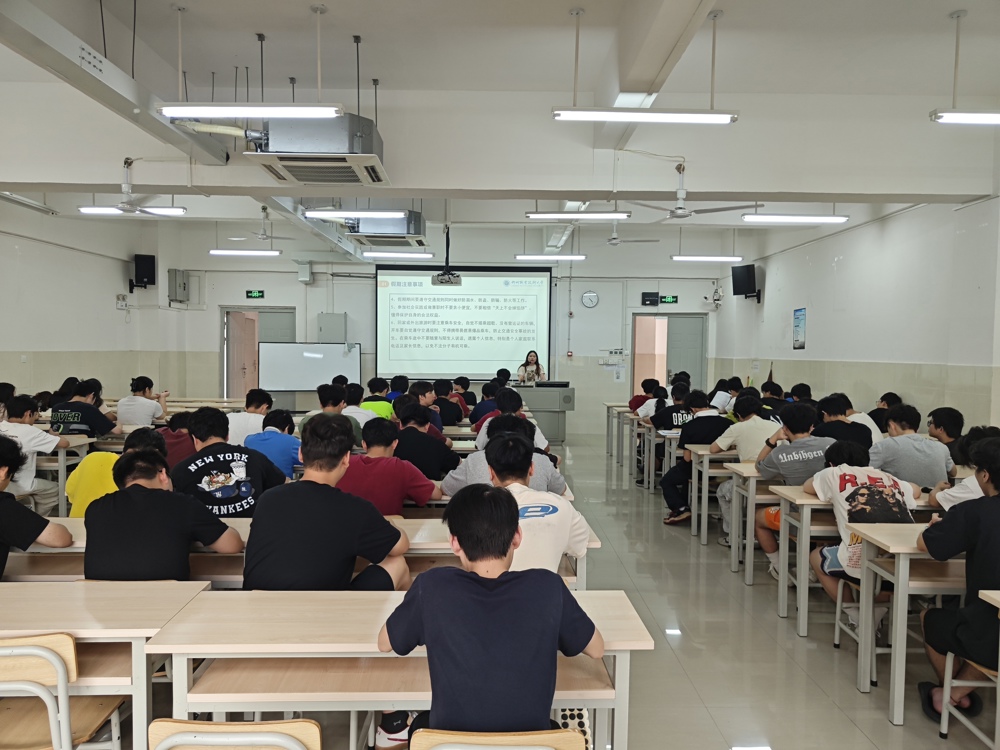 莫老师提醒学生安全问题