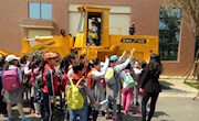弯塘小学300余名“祖国的花朵”走进taptap官网近距离感受现代机器人