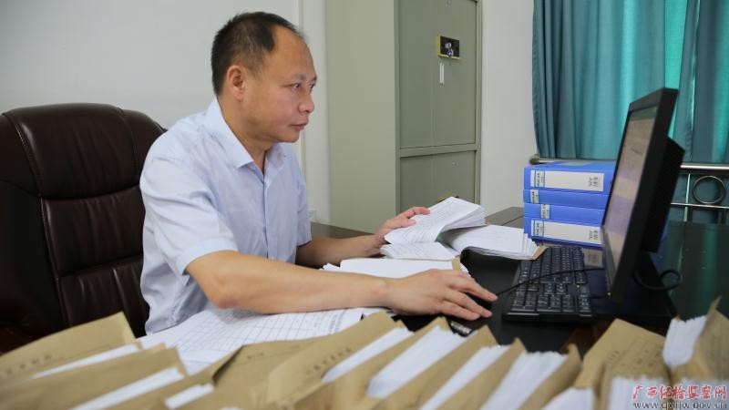 初心不改 本色不褪——记广西勤廉榜样、河池市纪委副书记、监委副主任黄振林 初心不改 本色不褪——记广西勤廉榜样、河池市纪委副书记、监委副主任黄振林