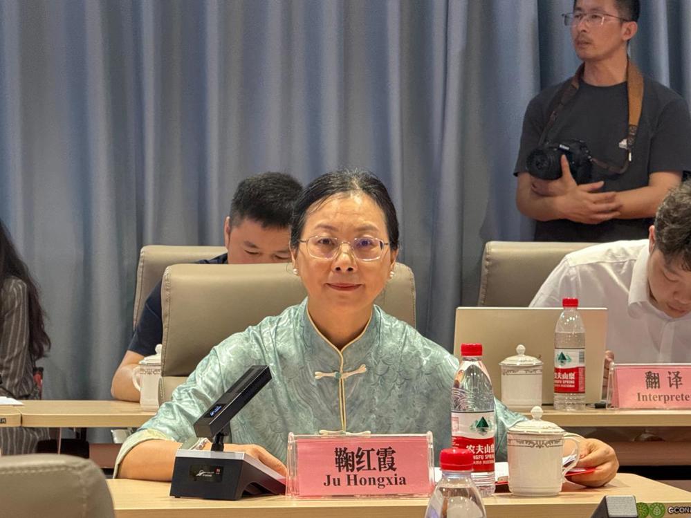 鞠红霞副校长在会上作主旨发言 鞠红霞副校长在会上作主旨发言