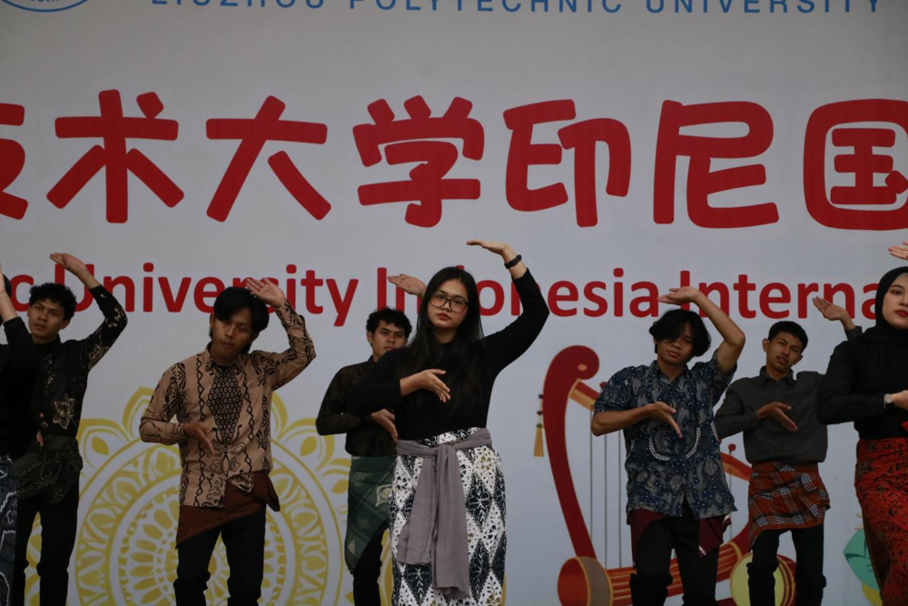 Traditional Indonesian Dance Performance