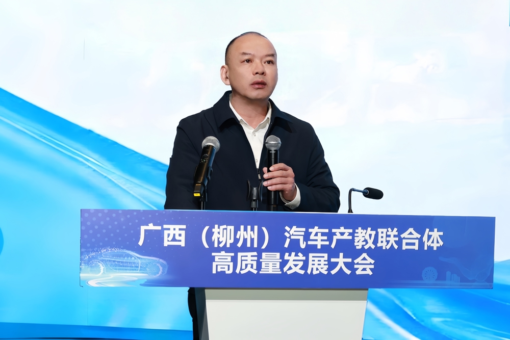 甘金明作报告
