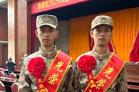 taptap官网双胞胎学子携手入伍