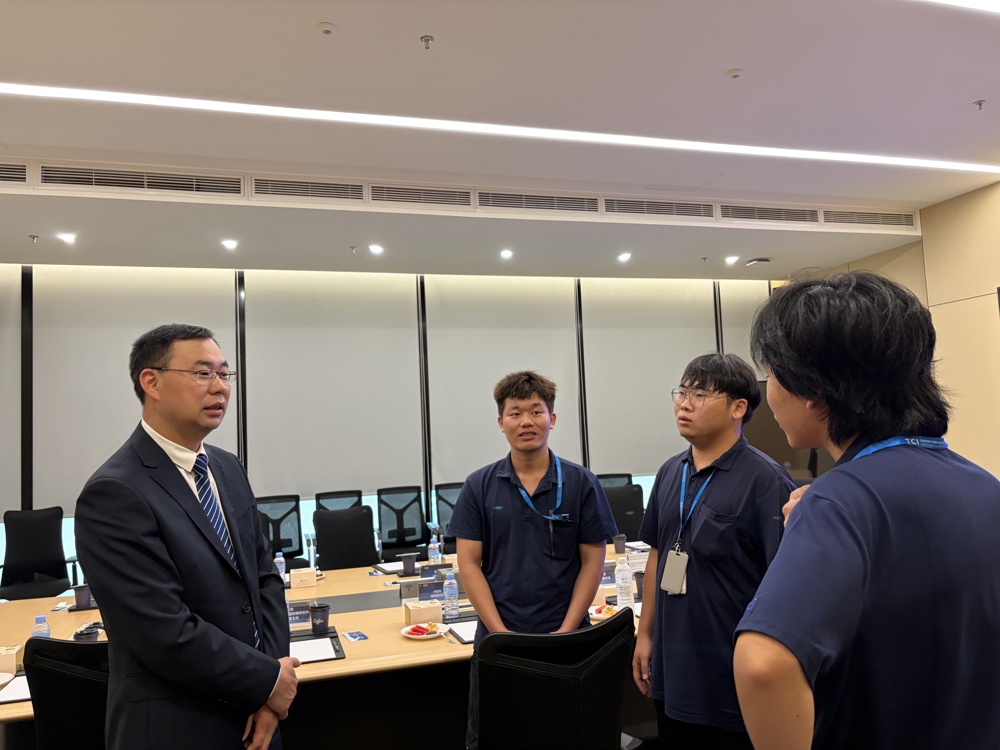 Qiu Fuming (Left) talking with the graduates
