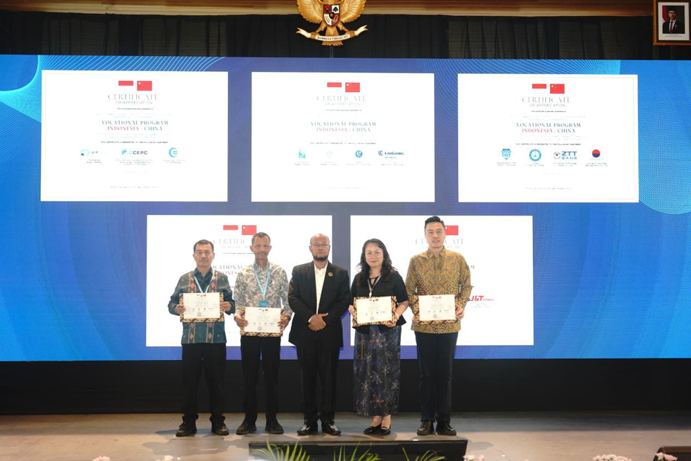 Ojat Darojat (center) presenting the Certificate of Appreciation to LZPU as an Outstanding Partner for China-Indonesian Vocational Education Program