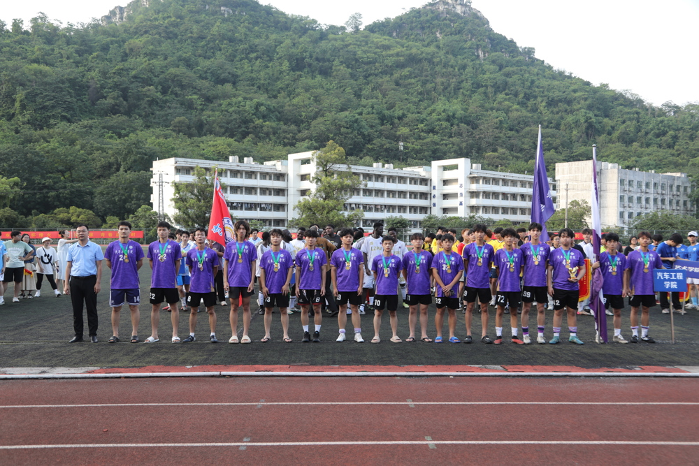 Qiu Fuming presenting the award to the third-place team