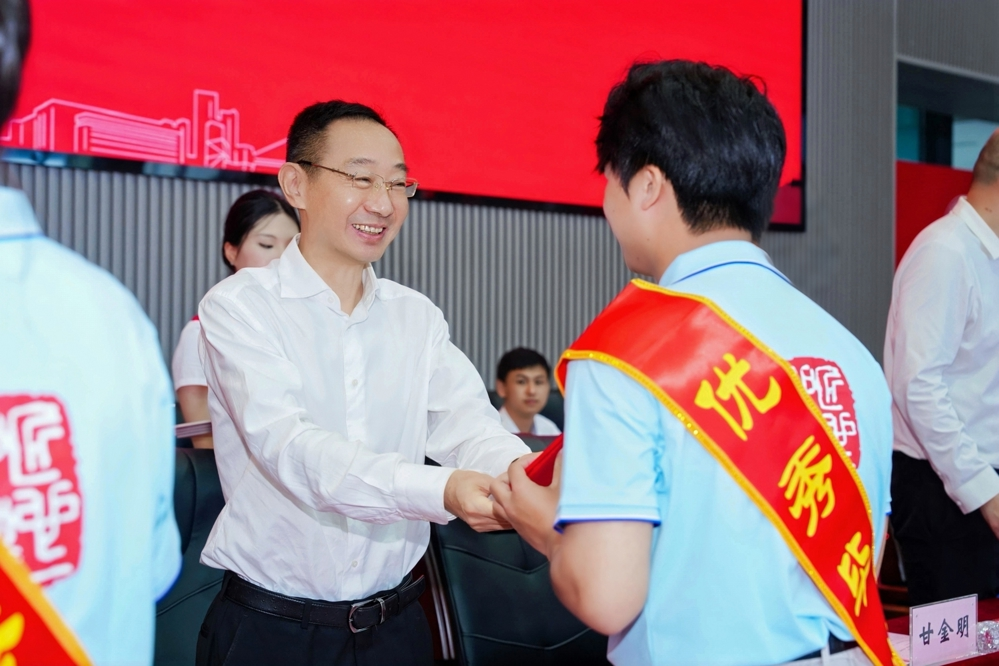 Liu Zilin, Secretary of the CPC LZPU Committee, Presents Certificates to Outstanding Graduates