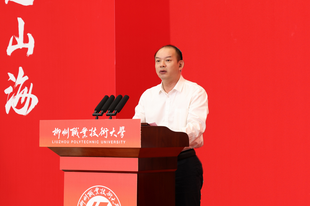 Gan Jinming Delivers Graduation Address