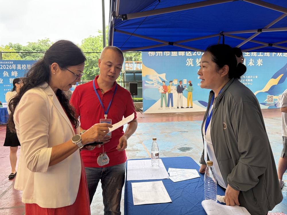 Ju Hongxia (Left) Guides Employment Work