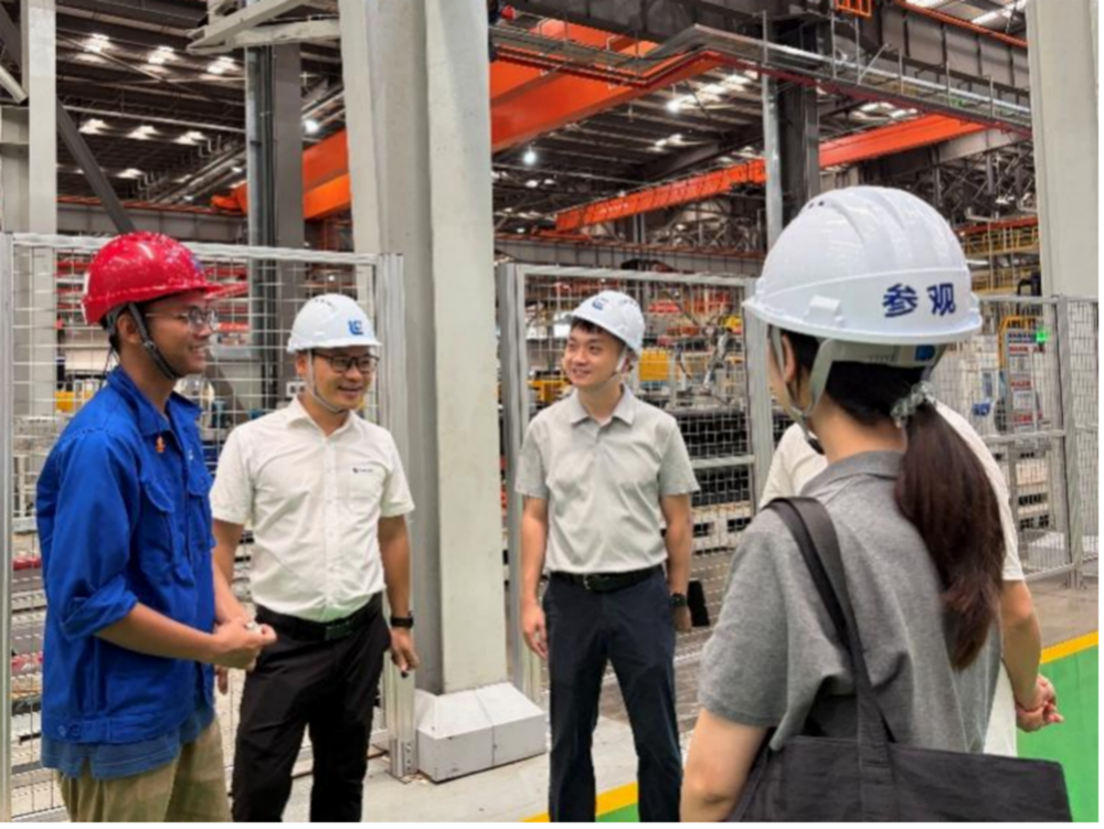 Li Dongheng (3rd from Left) Talks with Indonesian Student Manyue (1st from Left) About Job Adaptation by the Production Line