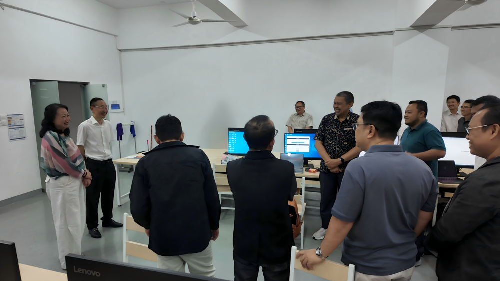 Liu Zilin (second from left) talks with participating Indonesian teachers