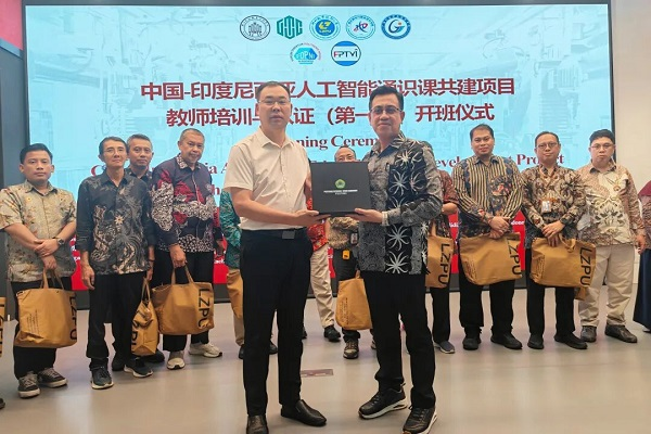Indonesian Teachers and LZPU Representatives Exchange Souvenirs at the Opening Ceremony
