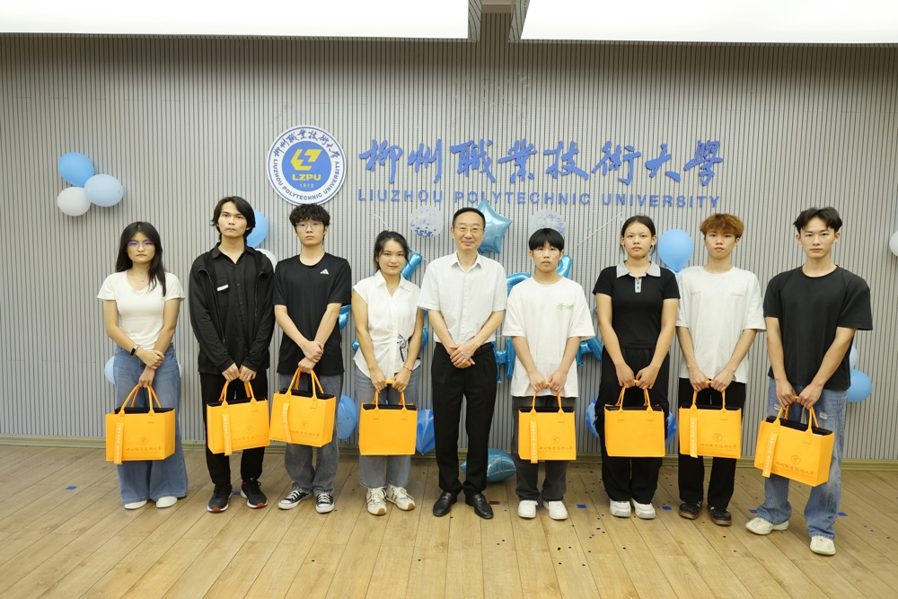 Liu Zilin presents commemorative birthday gifts to freshmen