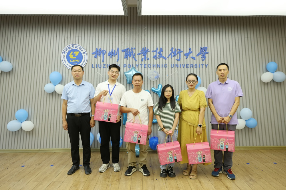 Qiu Fuming presents prizes to faculty and students