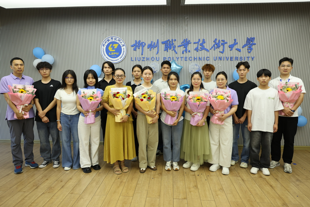 Freshmen present flowers to counselors