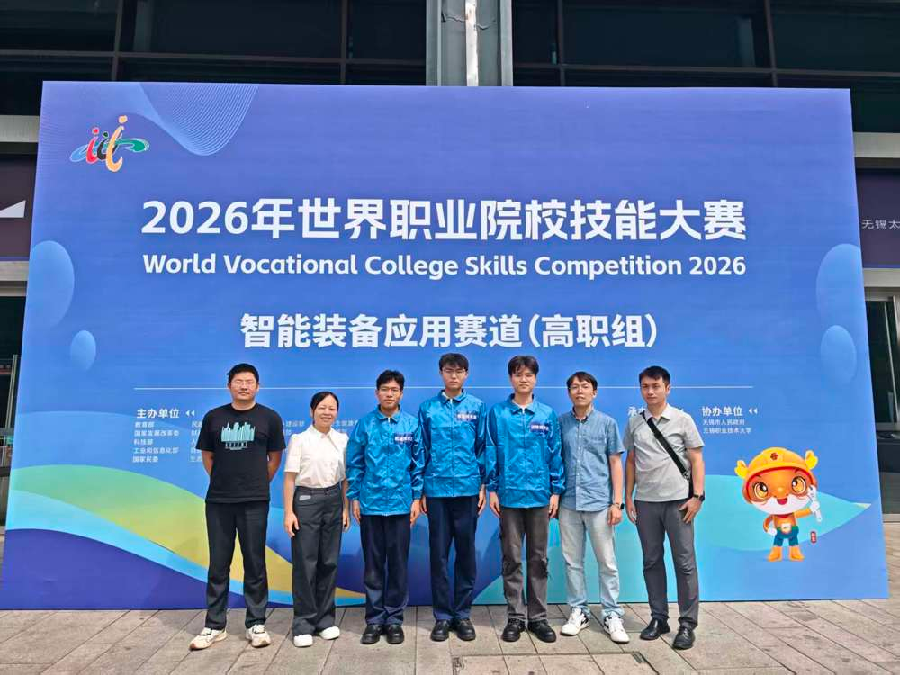 Instructor Chen Ting (Second from Left); Team Members Liao Liteng (Third from Left), Yan Xiaoman (Fourth from Left), and Liao Liuchang (Third from Right); Instructor Li Shuqing (First from Right)