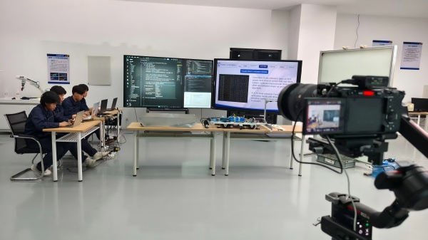 On the Set: High-Altitude Glass Curtain Wall Cleaning Robot Program